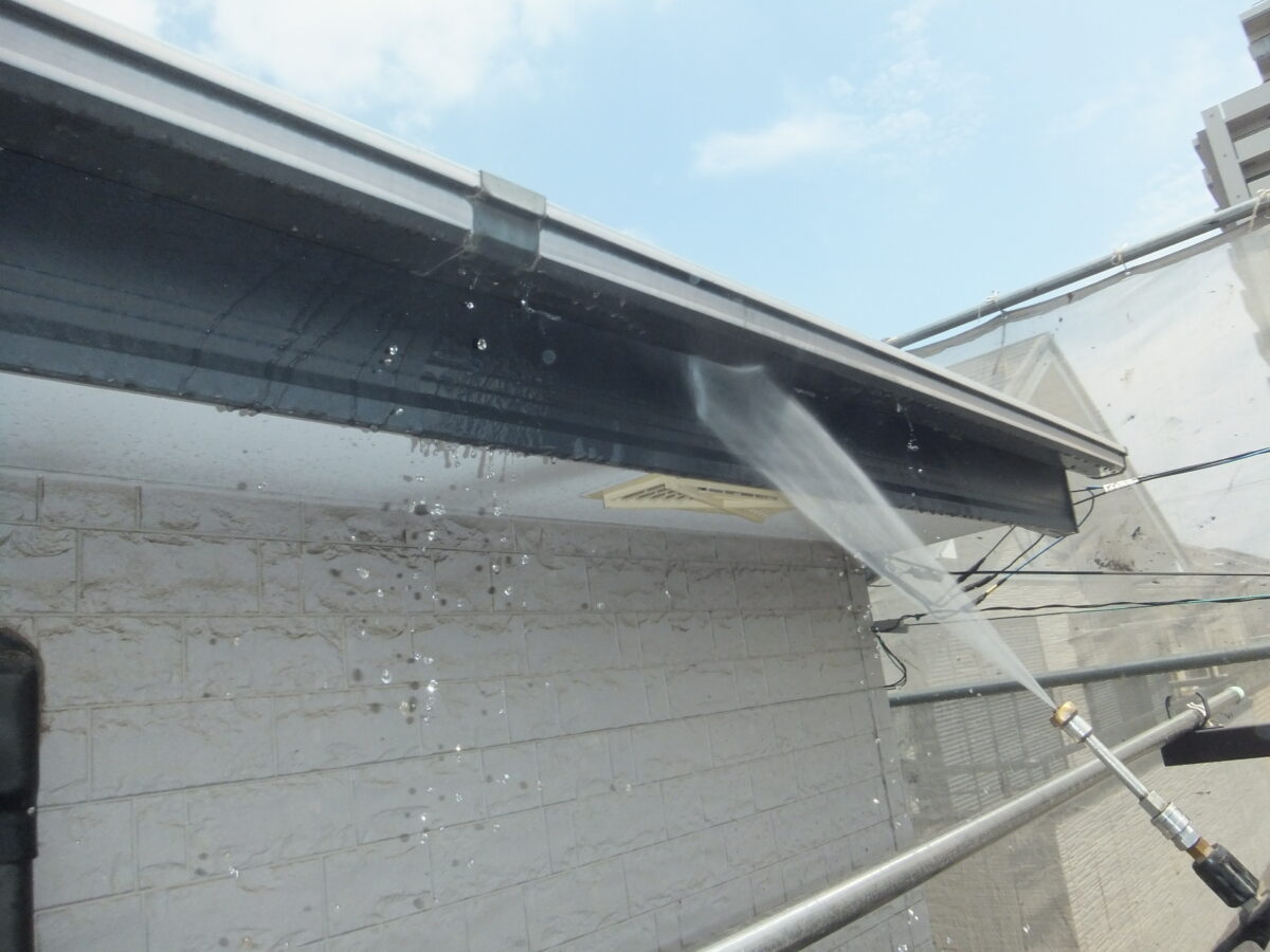 東京都練馬区　外壁塗装工事　高圧洗浄　足場にはメッシュシートで飛散防止をします