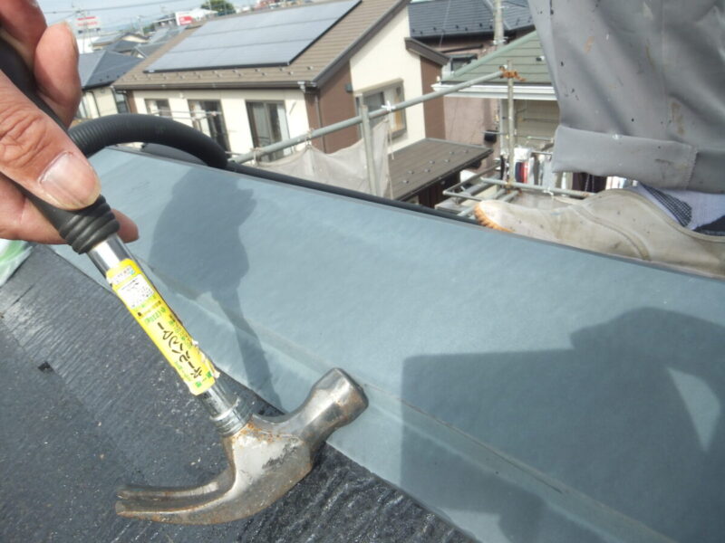 東京都武蔵野市　棟板金の補修　強風で飛ばされてしまう被害に注意！