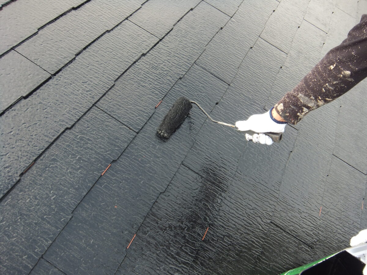 東京都武蔵野市　屋根の仕上げ塗装とタスペーサーの取り付け