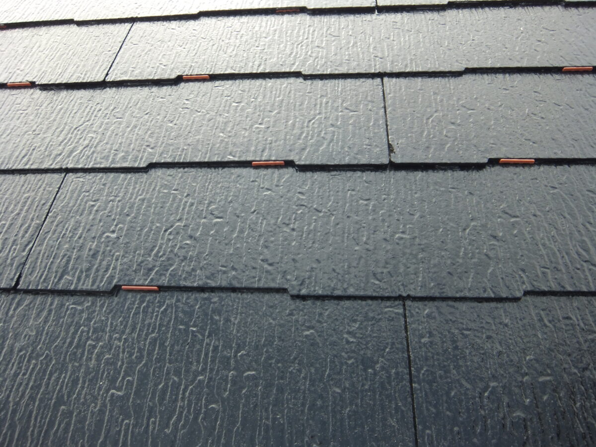 東京都武蔵野市　屋根の仕上げ塗装とタスペーサーの取り付け