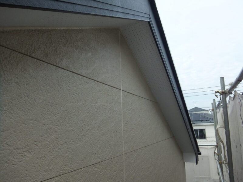 東京都武蔵野市　破風板と軒天井の塗装　付帯部の塗装が必要な理由
