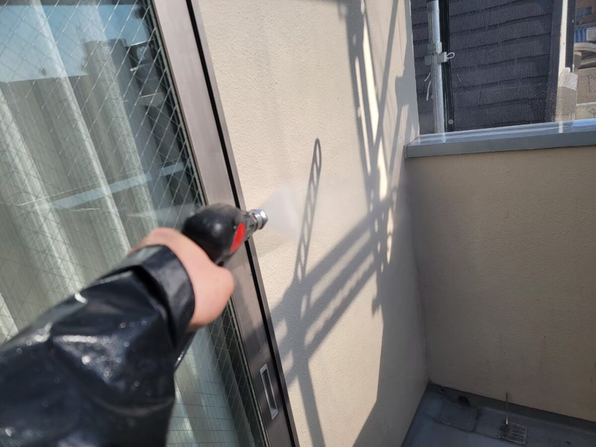 東京都練馬区　K様邸　屋根・外壁塗装工事　外壁と屋根の高圧洗浄