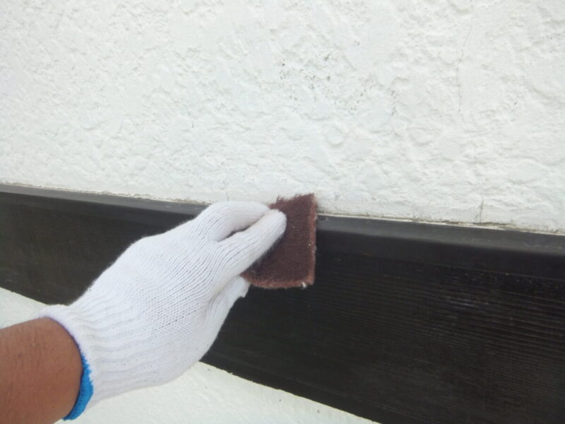 東京都練馬区　外壁塗装工事　幕板のケレン　塗装に重要な下地処理