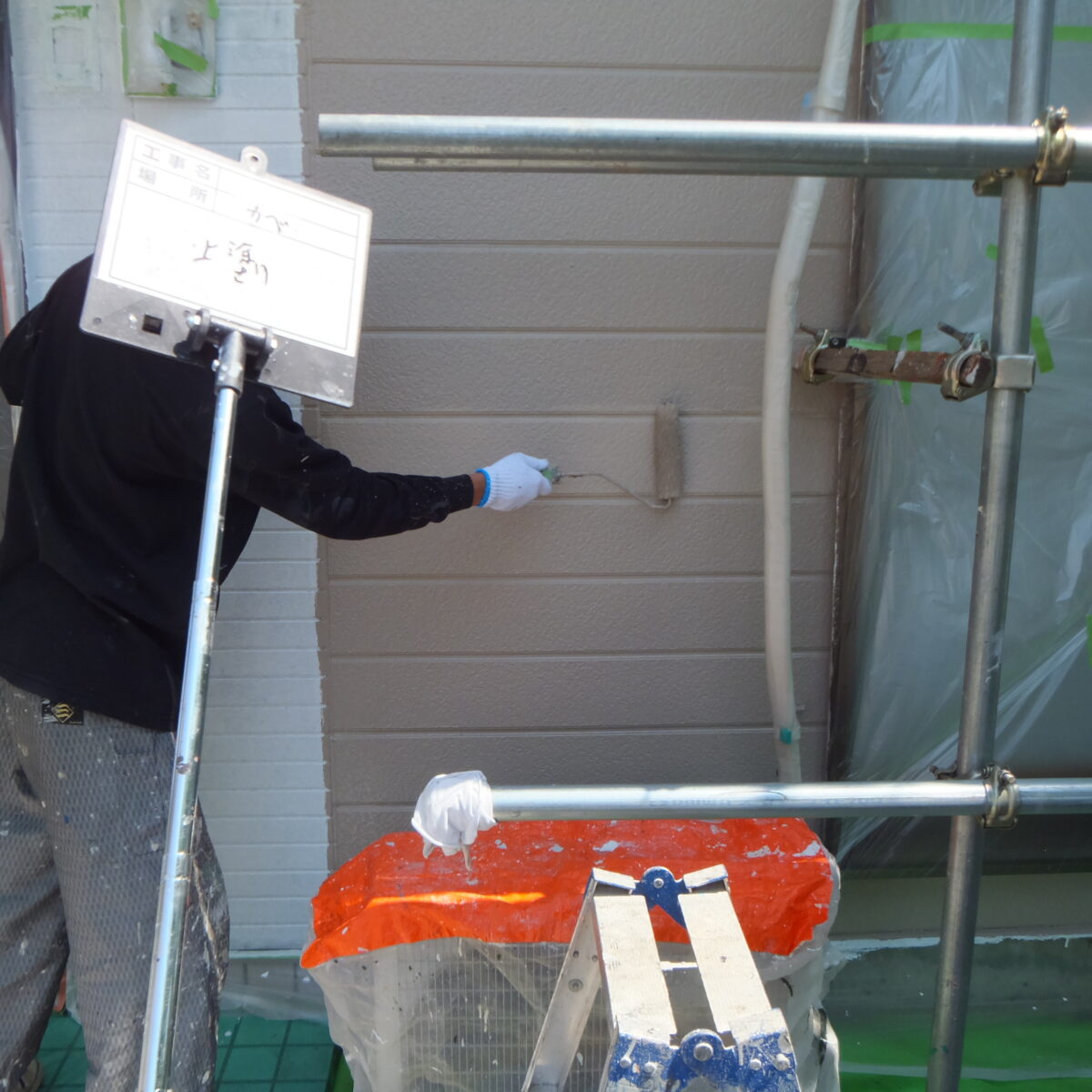 東京都練馬区　外壁塗装工事　外壁の中塗り〜上塗り　塗料選びのポイント