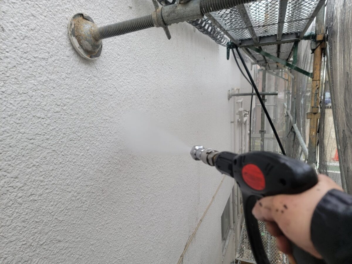 東京都練馬区　M様邸　外壁・付帯部塗装工事　外壁と屋根の高圧洗浄