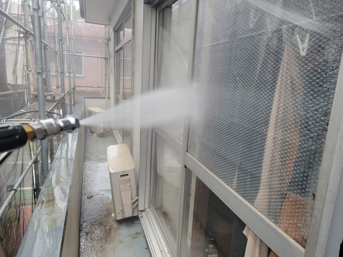 東京都練馬区　M様邸　窓・玄関ポーチ・ベランダの高圧洗浄