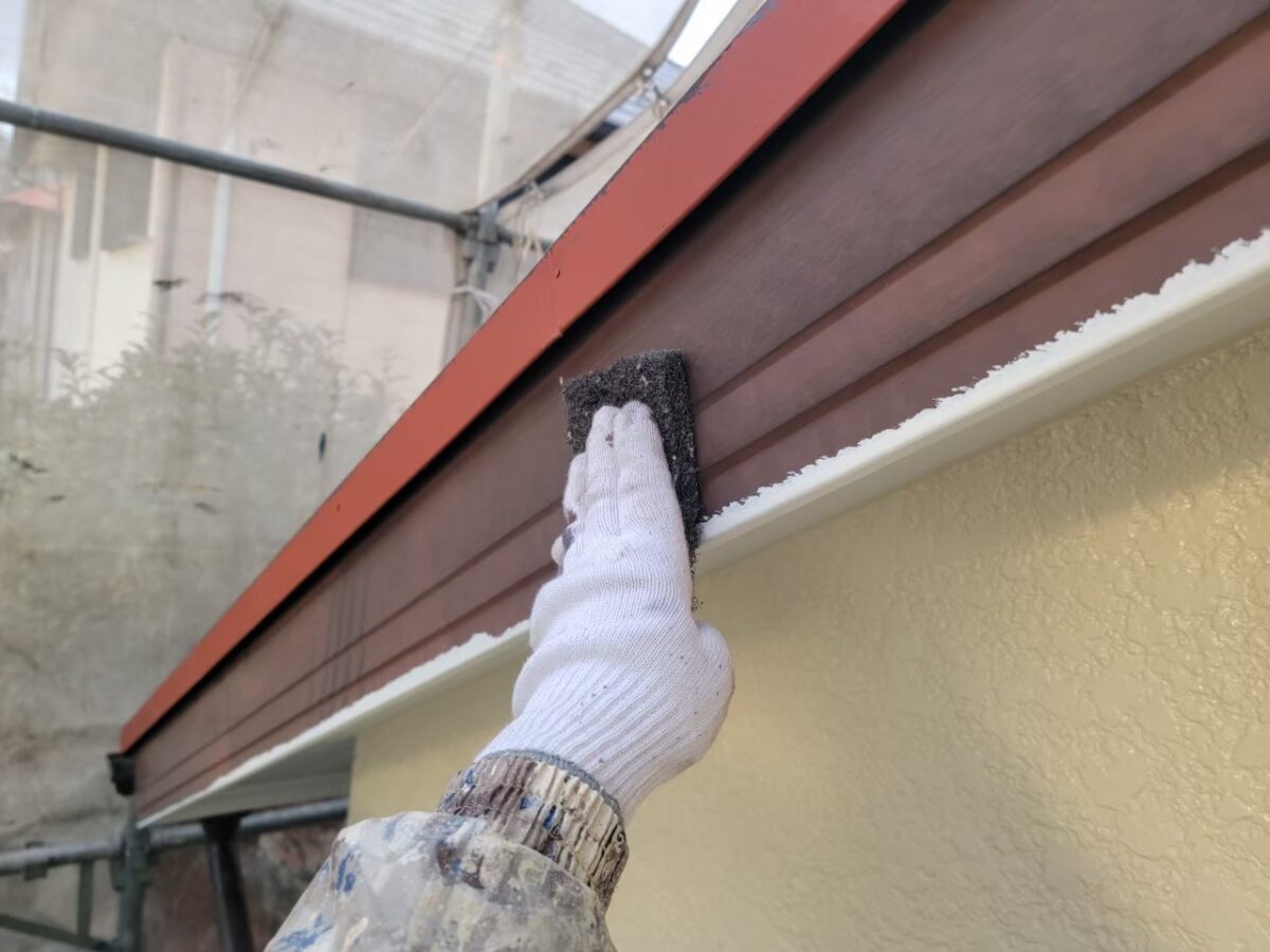 東京都練馬区　外壁塗装工事　破風板のケレン〜上塗り　付帯部の塗装も忘れずに！