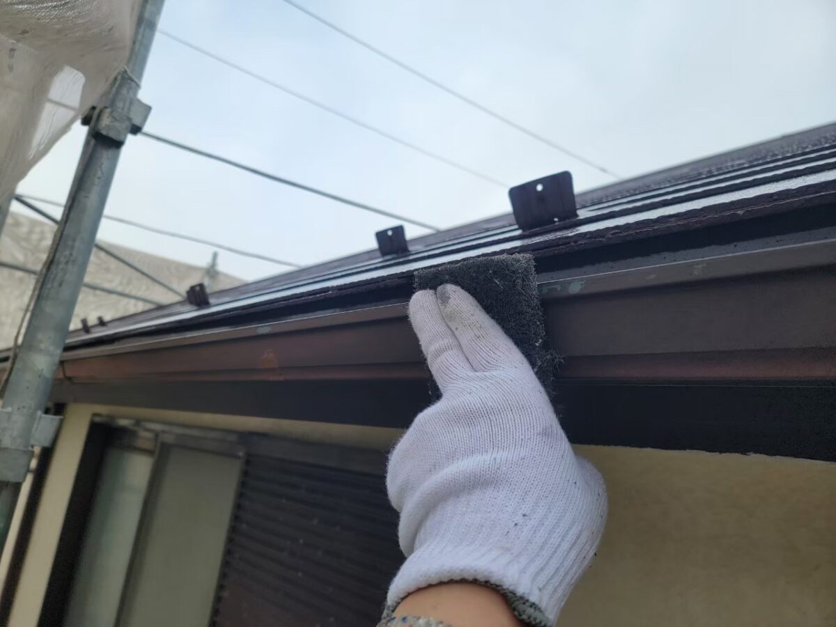 東京都練馬区　外壁塗装工事　雨樋のケレン〜上塗り　雨樋修理もおまかせください！