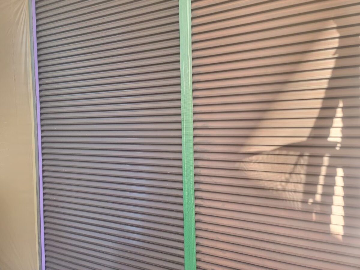 東京都練馬区　外壁塗装工事　雨戸のケレンと吹き付け塗装仕上げ
