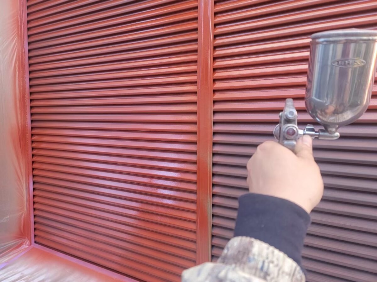 東京都練馬区　外壁塗装工事　雨戸のケレンと吹き付け塗装仕上げ