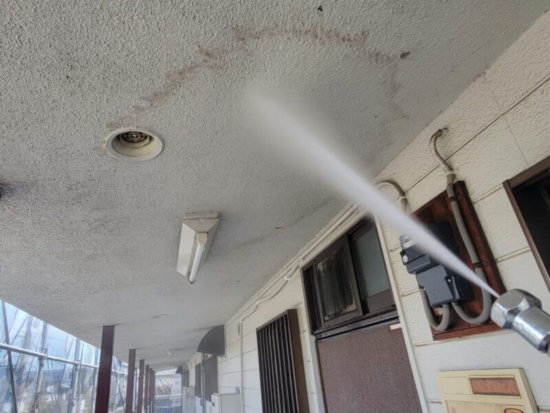 東京都練馬区　アパート屋根・外壁塗装工事　施工前の屋根　汚れは高圧洗浄できれいに！