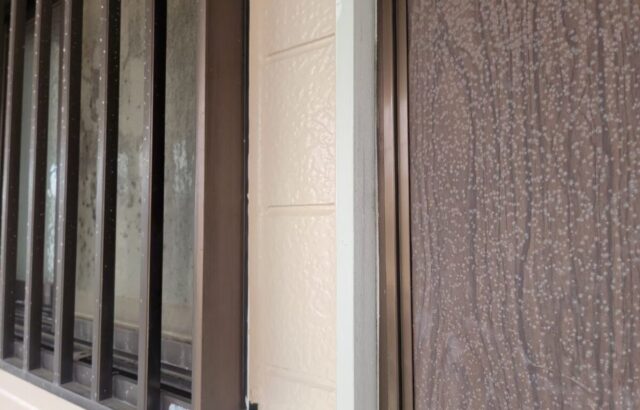 東京都練馬区　アパート屋根・外壁塗装工事　玄関木枠のケレン～上塗り
