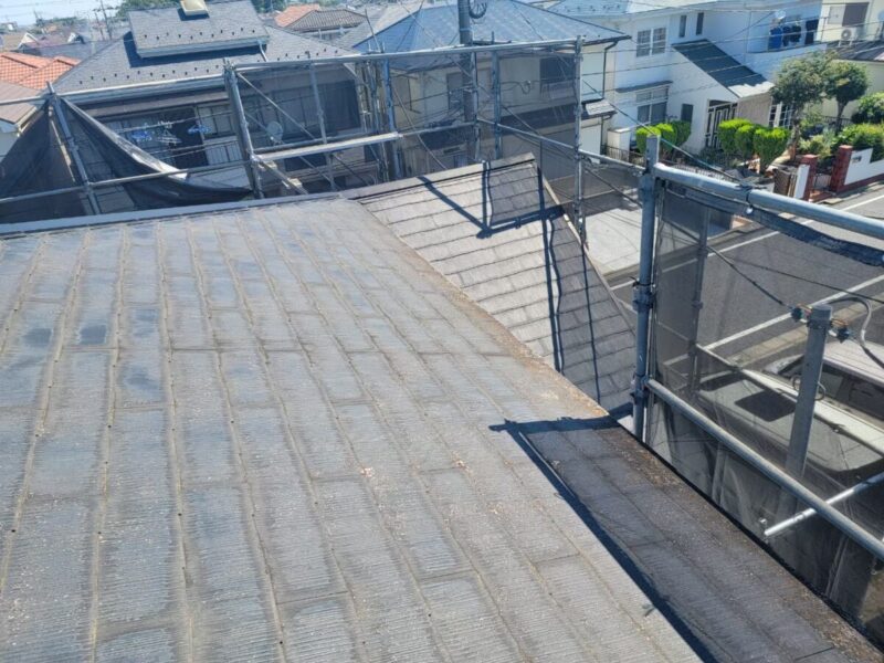 東京都練馬区　アパート屋根・外壁塗装工事　施工前の屋根　スレートは10年を目安に塗り替えを！