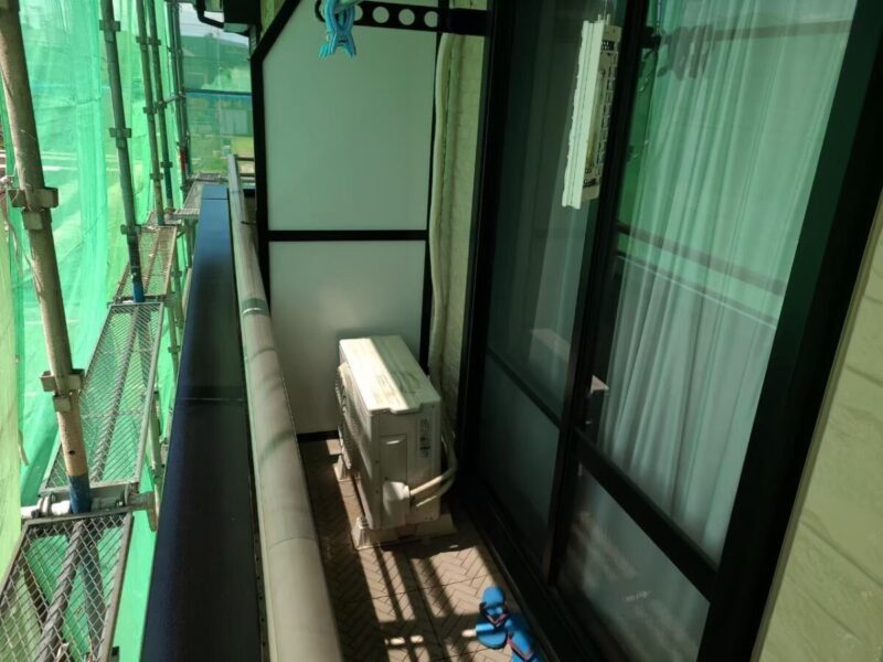 東京都練馬区　アパート屋根・外壁塗装工事　パーテーションと玄関枠の塗装作業
