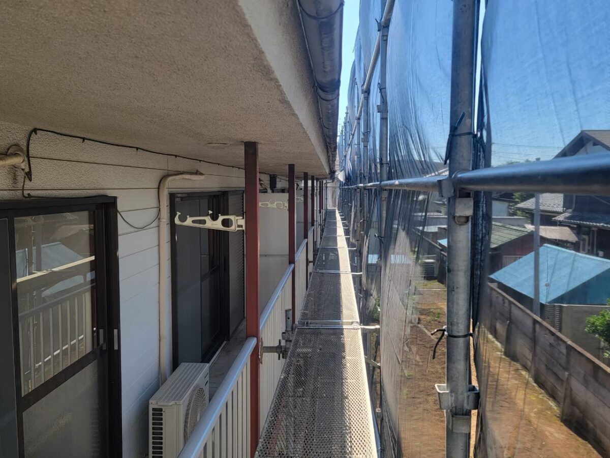 東京都練馬区　アパート屋根・外壁塗装工事　施工前の屋根　汚れは高圧洗浄できれいに！