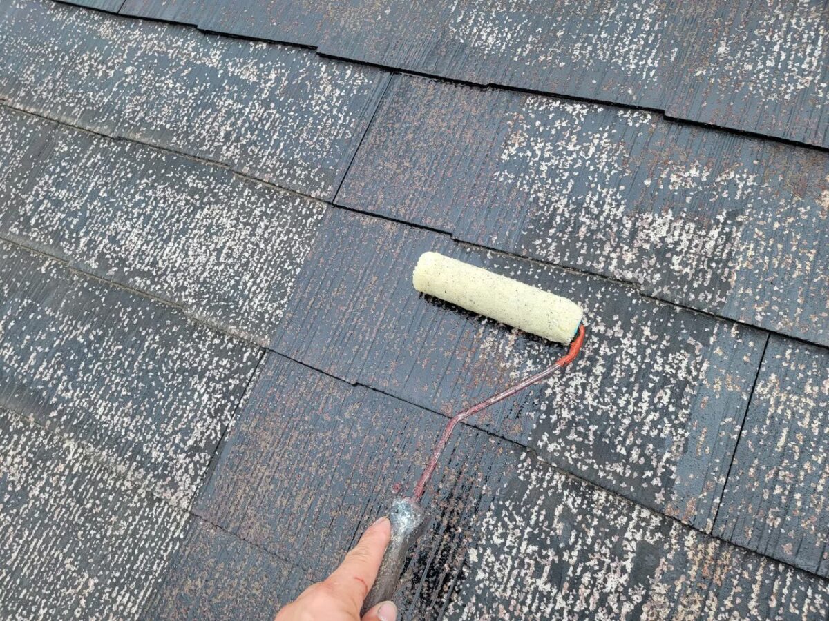 東京都練馬区　アパート屋根・外壁塗装工事　スレート屋根の下塗り〜タスペーサー取り付け
