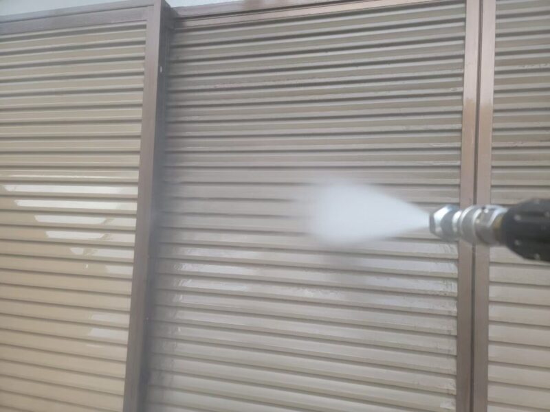 東京都練馬区　アパート屋根・外壁塗装工事　ベランダと雨戸の洗浄作業