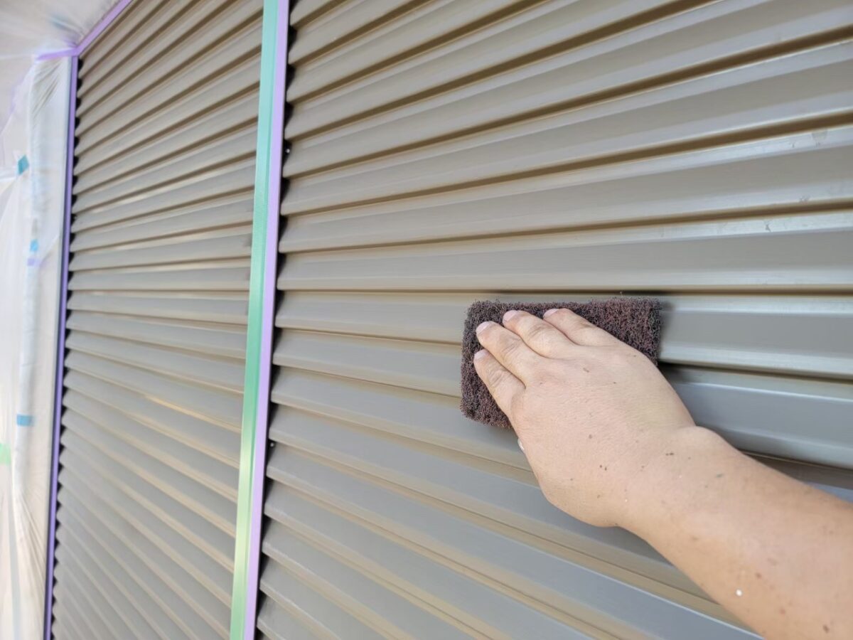 東京都練馬区　アパート屋根・外壁塗装工事　雨戸のケレン～錆止め塗装