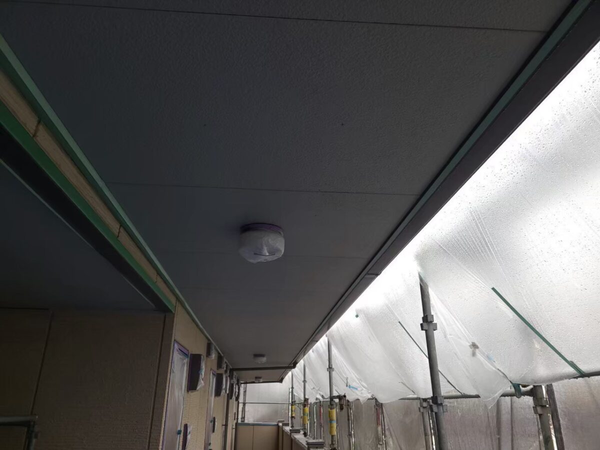 東京都立川市　マンション外壁塗装工事　廊下天井の塗装