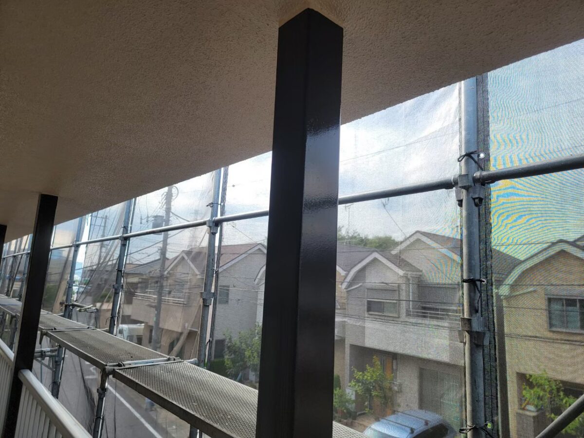 東京都練馬区　アパート屋根・外壁塗装工事　鉄骨柱の塗装　鉄部は錆びる前に塗装を！