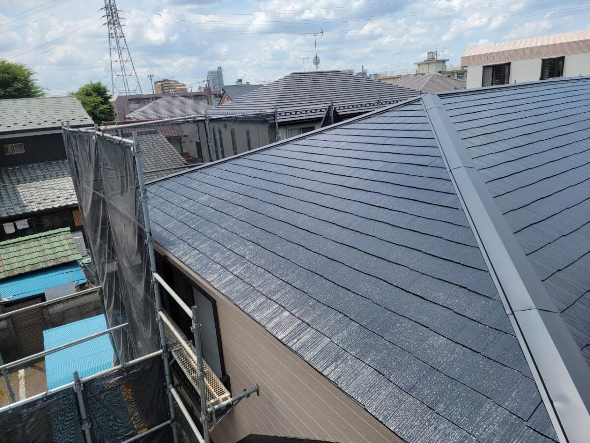 東京都練馬区　アパート屋根・外壁塗装工事　屋根の中塗り～上塗り　屋根塗料の選び方