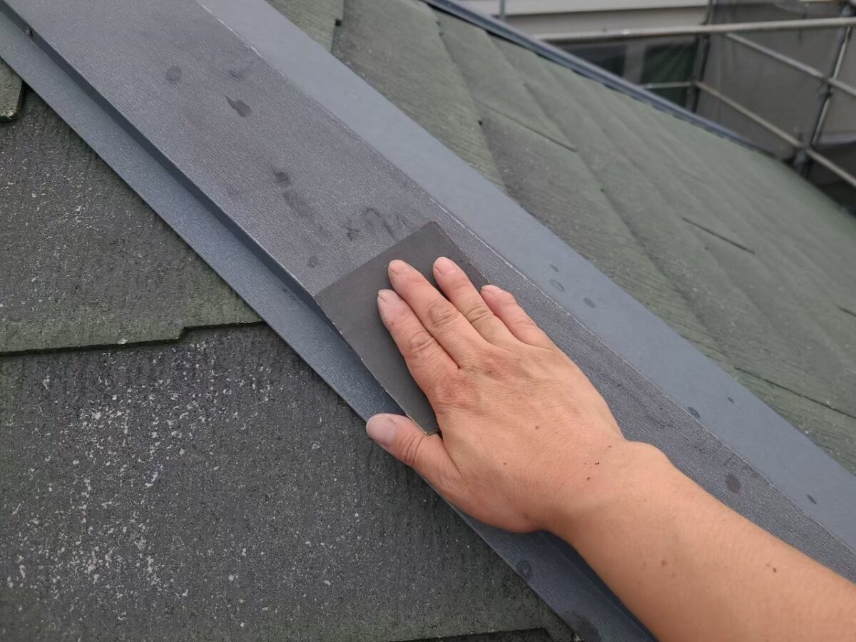 東京都練馬区　外壁・屋根塗装工事　屋根工事　棟板金のケレンと錆止め塗装