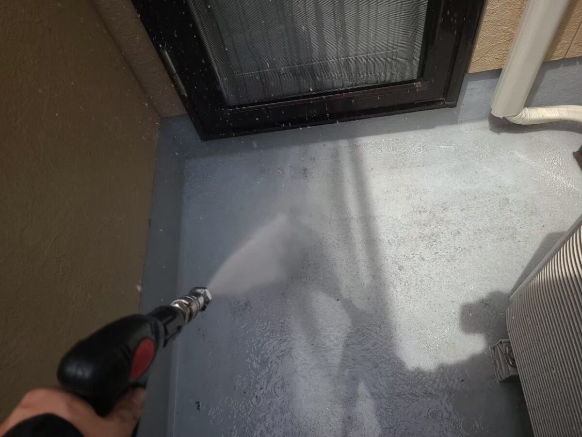 東京都練馬区　外壁・屋根塗装工事　バルコニーの高圧洗浄