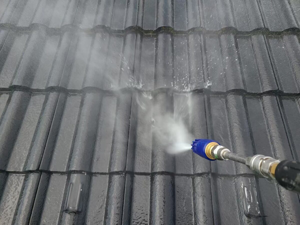 東京都練馬区　アパート外壁・屋根塗装工事　セメント瓦の高圧洗浄作業