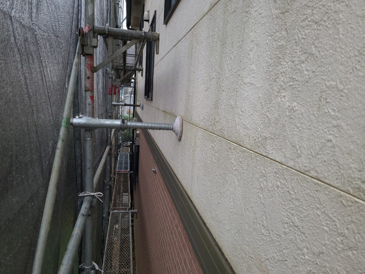 東京都武蔵野市　外壁塗装工事　足場設置と施工前の状態
