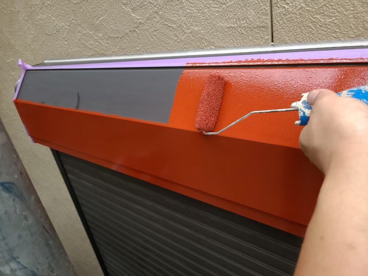 東京都練馬区　外壁・屋根塗装工事　鉄部の塗装　シャッターボックスのケレン～錆止め塗装