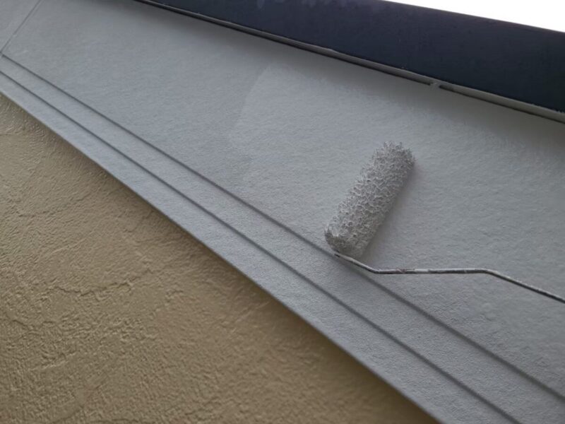 東京都練馬区　外壁・屋根塗装工事　破風板の塗装作業　破風板は腐食に注意！