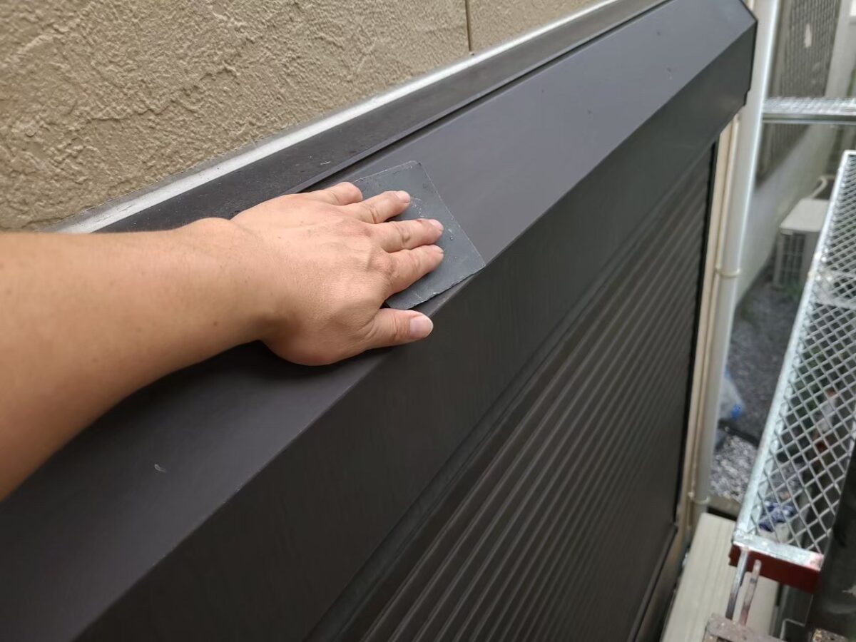 東京都練馬区　外壁・屋根塗装工事　鉄部の塗装　シャッターボックスのケレン～錆止め塗装