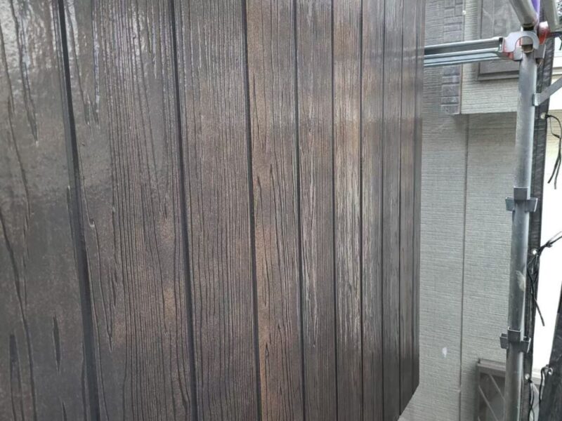 東京都練馬区　外壁・屋根塗装工事　木目柄サイディングクリア塗装