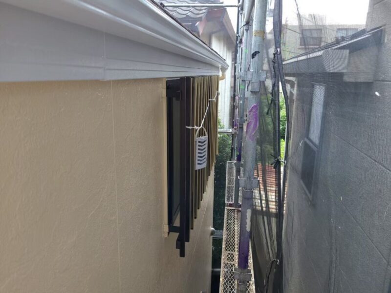 東京都練馬区　外壁・屋根塗装工事　軒樋の塗装　雨樋修理もおまかせください！