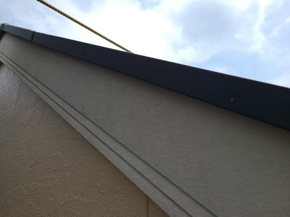 東京都練馬区　外壁・屋根塗装工事　破風板の塗装作業　破風板は腐食に注意！