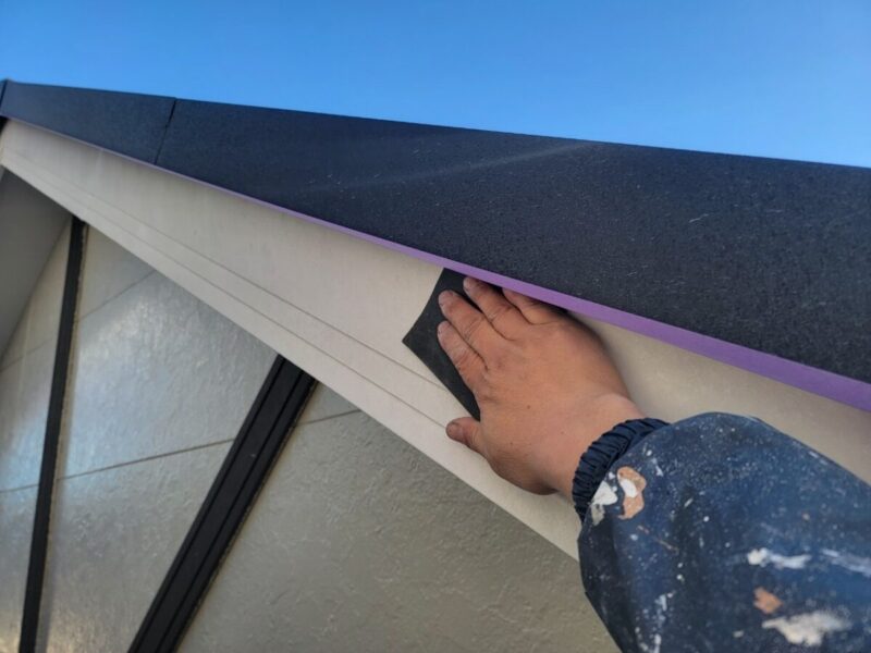 東京都武蔵野市　外壁塗装工事　付帯部　破風板の塗装　施工前とケレン作業