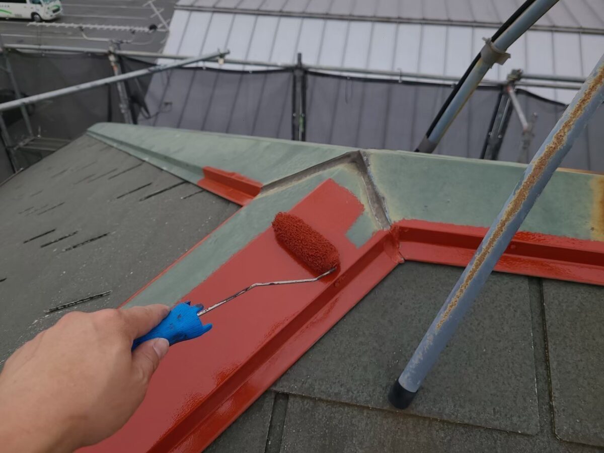 東京都練馬区　屋根・外壁塗装工事　屋根塗装　棟板金のケレン～錆止め塗装