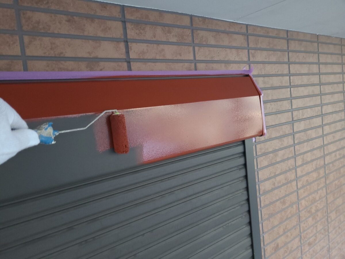 東京都武蔵野市　外壁塗装工事　付帯部　シャッターボックスの錆止め塗装～上塗り