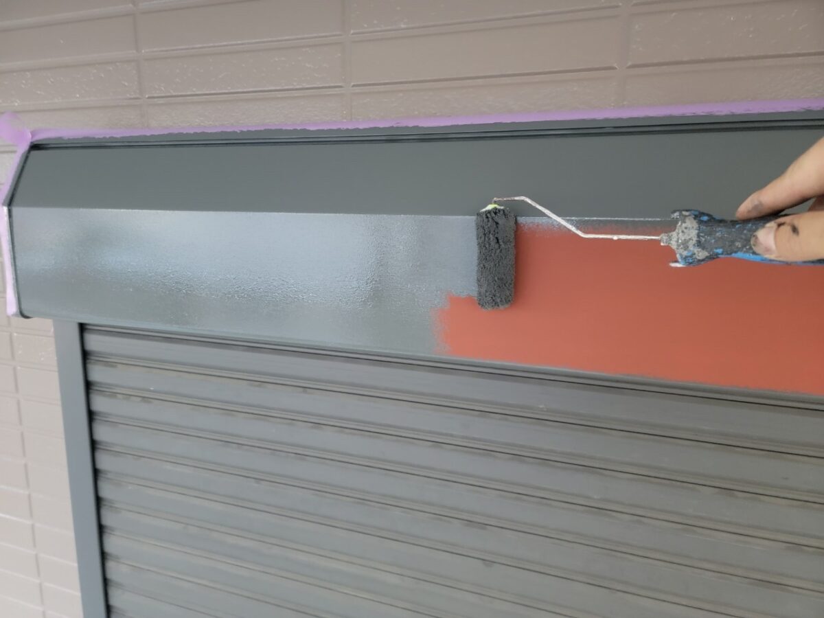 東京都武蔵野市　外壁塗装工事　付帯部　シャッターボックスの錆止め塗装～上塗り