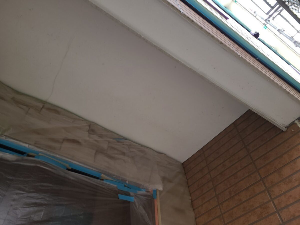 東京都武蔵野市　外壁塗装工事　付帯部　軒天井の塗装作業
