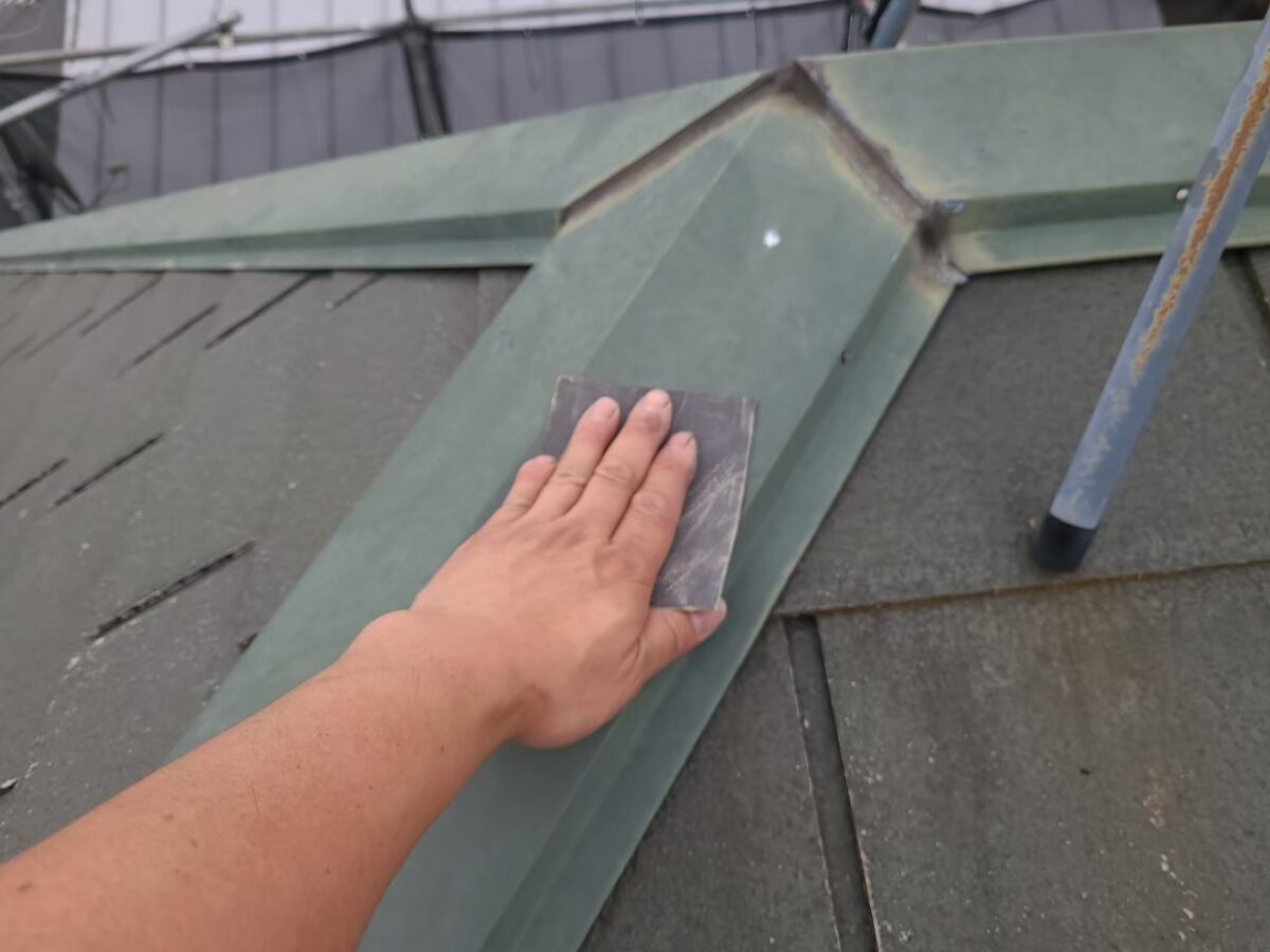 東京都練馬区　屋根・外壁塗装工事　屋根塗装　棟板金のケレン～錆止め塗装