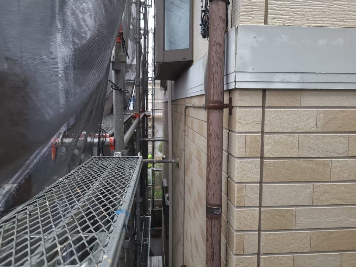 東京都練馬区　屋根・外壁塗装工事　縦樋の塗装