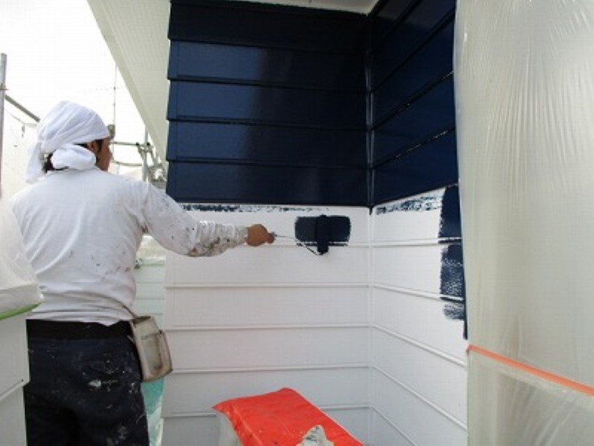 東京都武蔵野市　外壁塗装工事　外壁の中塗り～上塗り　外壁塗料の種類は？