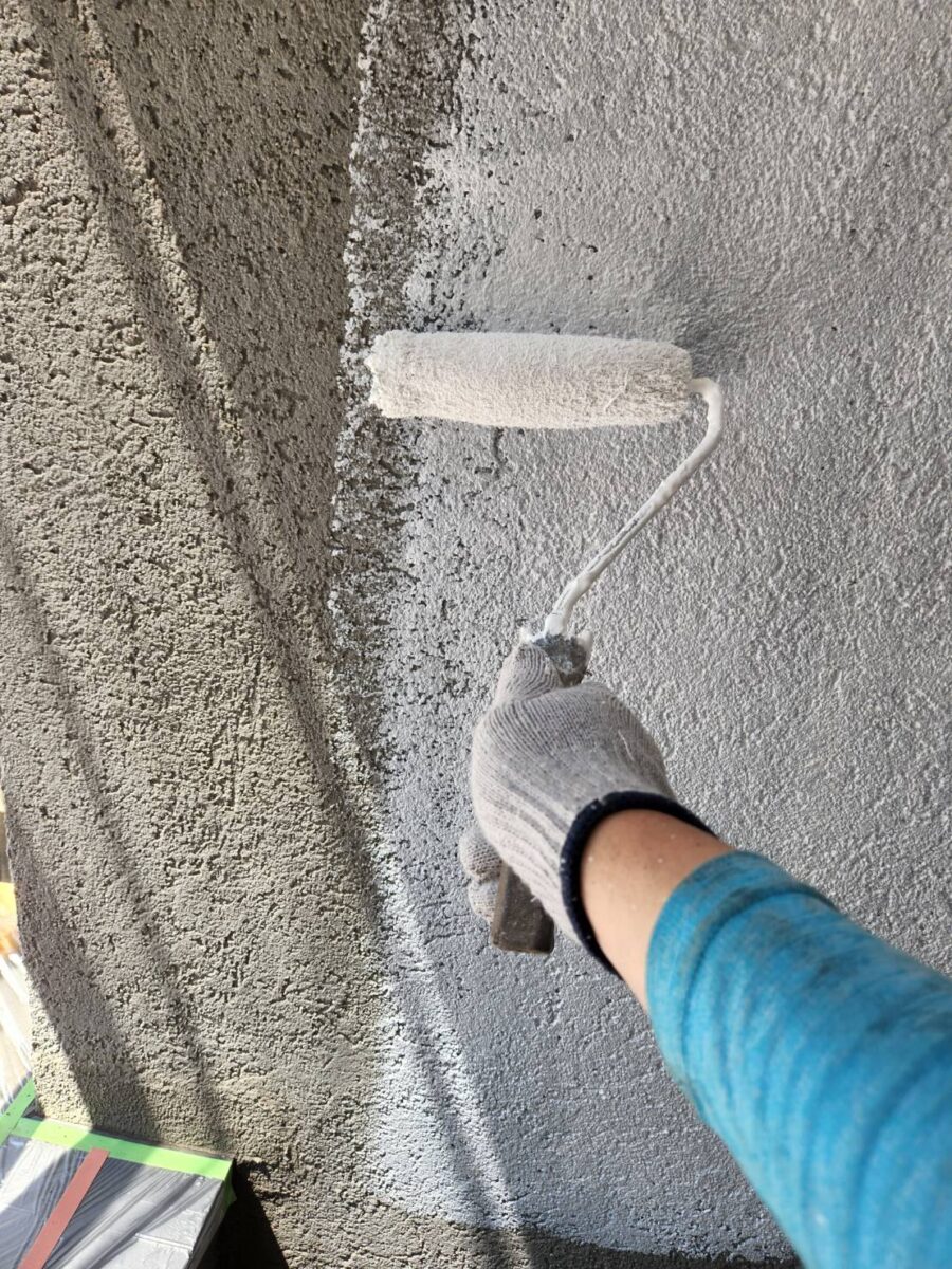 東京都練馬区　W様邸　屋根塗装・外壁塗装工事　外壁の下塗り　シーラー塗布