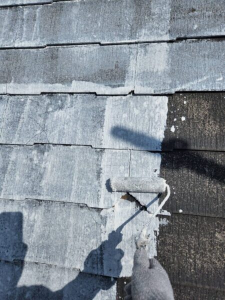 東京都練馬区　W様邸　屋根塗装・外壁塗装工事　スレート屋根の下塗り