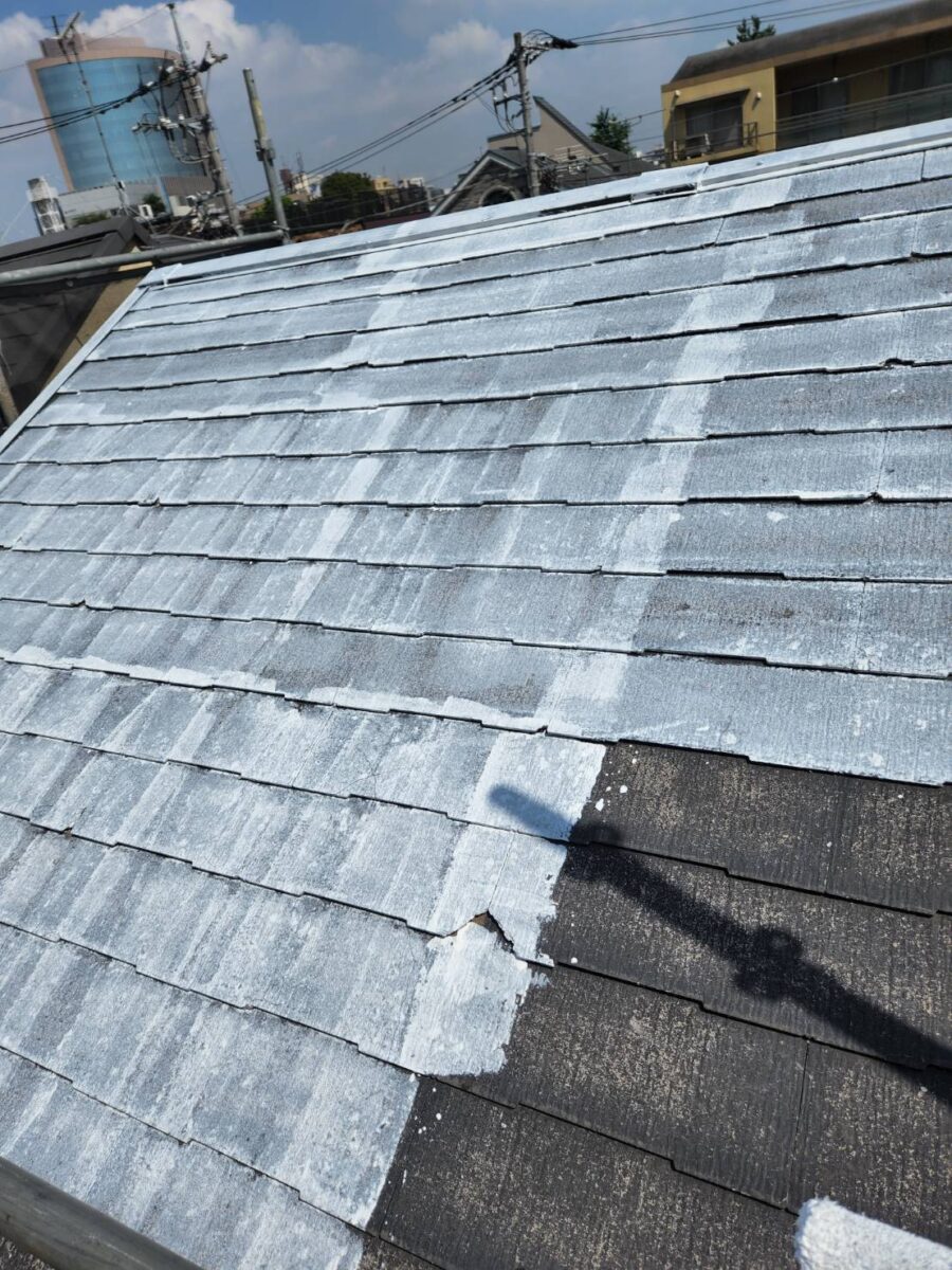 東京都練馬区　W様邸　屋根塗装・外壁塗装工事　スレート屋根の下塗り
