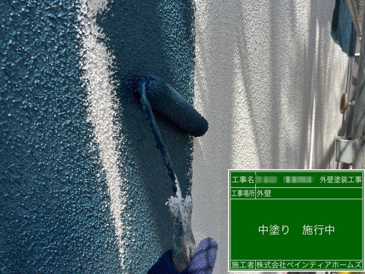 東京都練馬区　W様邸　屋根塗装・外壁塗装工事　外壁の中塗り〜上塗り　外壁塗装が必要な理由を解説！