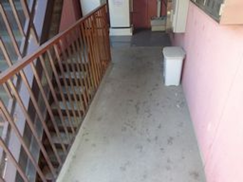 東京都練馬区　マンション　外壁塗装・付帯部塗装工事　階段通路の施工前と施工後