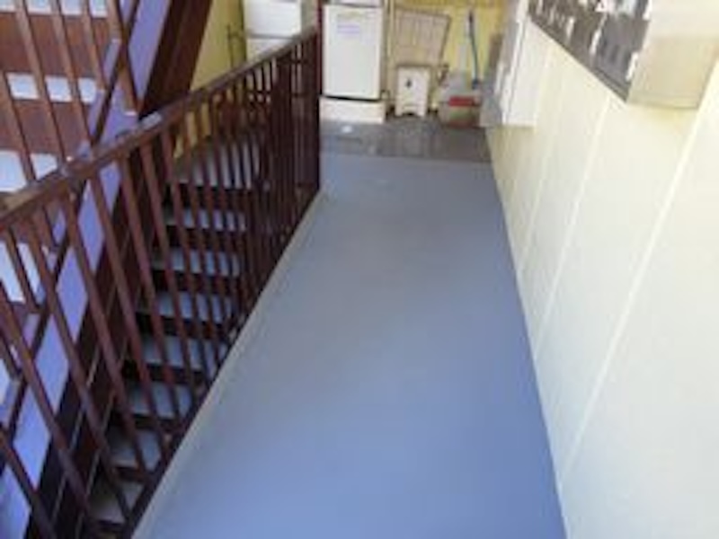 東京都練馬区　マンション　外壁塗装・付帯部塗装工事　階段通路の施工前と施工後