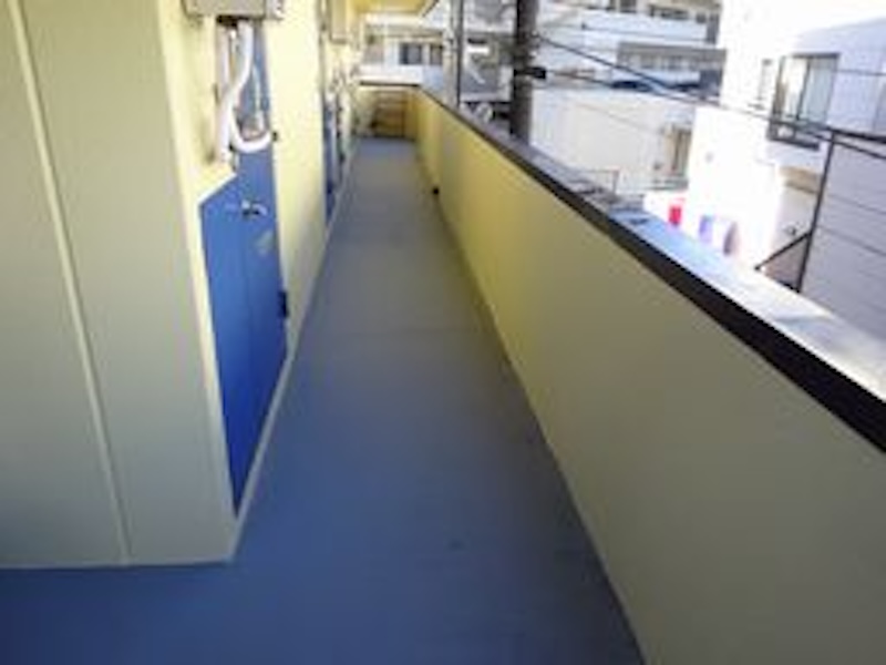 東京都練馬区　マンション　外壁塗装・付帯部塗装工事　廊下の塗装　施工前と施工後
